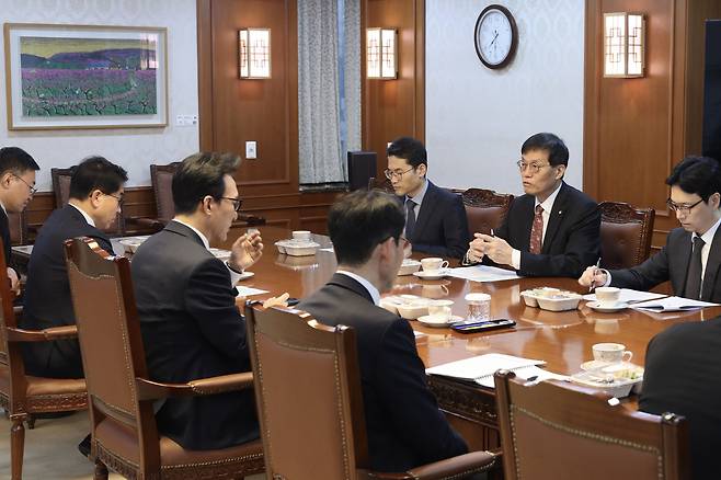 Prime Minister Kim Min-seok, center at the left row, speaks with Rhee Chang-yong, governor of the Bank of Korea, during a meeting held the Seoul Government Complex in Jongno District, central Seoul, on Dec. 9. [PRIME MINISTER'S SECRETARIAT]