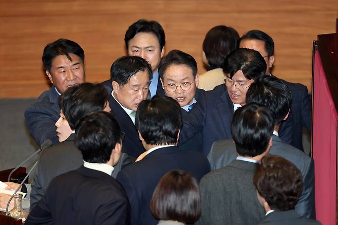 Lawmakers shout at each other as Rep. Na Kyung-won of the People Power Party continues her filibuster against a franchise business bill at the National Assembly in western Seoul on Dec. 9. [NEWS1]