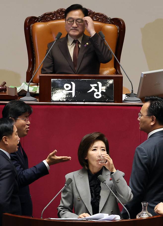 Lawmakers shout at each other as Rep. Na Kyung-won of the People Power Party continues her filibuster against a franchise business bill at the National Assembly in western Seoul on Dec. 9. [YONHAP]