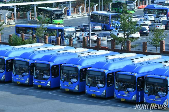지난 4월 서울 송파구 한 공영주차장에 시내버스들이 주차돼 있다. 쿠키뉴스 자료사진