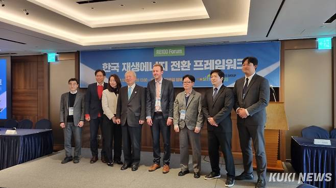 9일 서울 롯데호텔에서 열린 ‘한국 재생에너지 전환 프레임워크’ 포럼에서 발제 및 토론자들이 기념촬영을 하고 있다. 김재민 기자&nbsp;