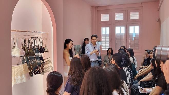 미래여성경제인육성사업에 참여한 학생들이 싱가포르 현지 기업인 퍼크 바이 케이트(Perk by Kate)에서 최고경영자(CEO)와 만나 이야기를 듣고 있다. 여경협