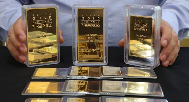 서울 종로 한국금거래소에서 직원이 골드바를 내보이고 있다. [이승환 기자]