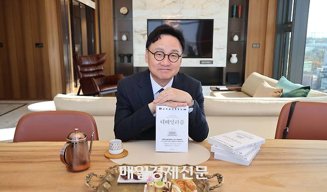 조정욱 앰배서더 서울 풀만 대표가 호텔 프레지덴셜 스위트룸에서 저서 ‘디테일리즘’, 호텔의 대표 디저트 ‘아라비안 나이트’와 함께 포즈를 취하고 있다. 이승환 기자