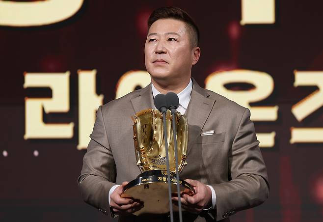 9일 서울 송파구 롯데호텔 월드에서 열린 프로야구 2025 신한 SOL뱅크 골든글러브 시상식에서 지명타자 부문을 수상한 최형우가 소감을 말하고 있다. 연햡뉴스