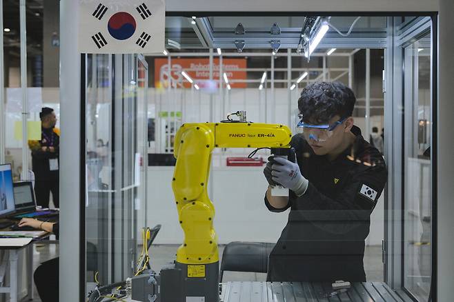 지난 11월 말 대만에서 열린 월드스킬스 아시아 대회에서 로봇 시스템 통합 직종의 김동혁 선수가 로봇을 조작하고 있다.  삼성전자