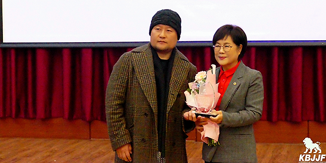 대한브라질리언주짓수연맹 이승재 회장이 2025년 12월 국제브라질리언주짓수연맹 규정 세미나 및 공인 심판 과정 종료 후 도봉구 제1선거구 이경숙 서울특별시의원에게 감사패 전달 및 기념 촬영을 하고 있다. 사진=KBJJF