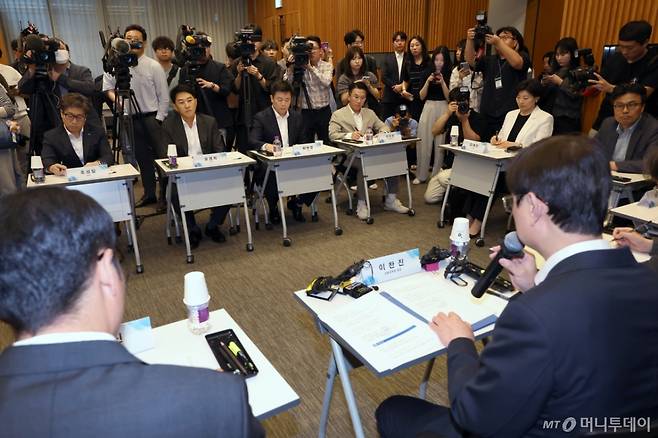 (서울=뉴스1) 박정호 기자 = 30일 오후 서울시 서초구 강남대로 드림플러스 강남에서 열린 가상자산사업자 CEO 간담회에 참석한 오경석 두나무 대표 등이 이찬진 금융감독원장의 모두 발언을 경청하고 있다. 2025.9.30/뉴스1  Copyright (C) 뉴스1. All rights reserved. 무단 전재 및 재배포,  AI학습 이용 금지. /사진=(서울=뉴스1) 박정호 기자