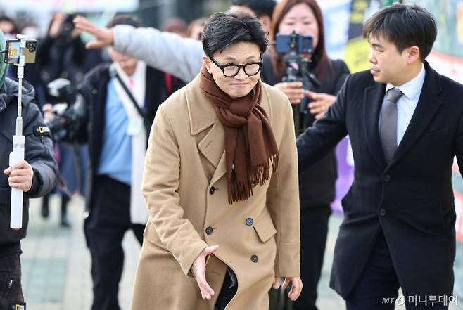 (서울=뉴스1) 김도우 기자 = 한동훈 국민의힘 전 대표가 9일 서울 여의도 국회 앞에서 열린 군인 재해보상법 개정 촉구 시위에 동참하며 참석자들고 인사를 나누고 있다. 2025.12.9/뉴스1  Copyright (C) 뉴스1. All rights reserved. 무단 전재 및 재배포,  AI학습 이용 금지. /사진=(서울=뉴스1) 김도우 기자