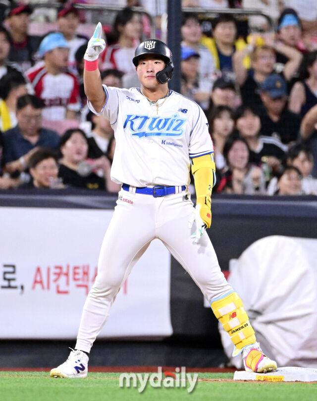 2025년 8월 12일 오후 경기도 수원KT위즈파크에서 열린 '2025 신한 SOL뱅크 KBO 리그' LG 트윈스와 KT 위즈의 경기. KT 안현민이 7회말 2사 후 3루타를 친 뒤 기뻐하고 있다./마이데일리