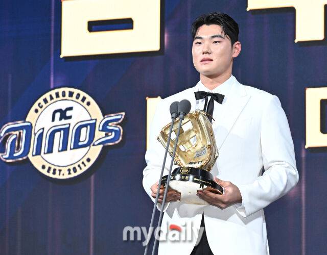 NC 김주원이 9일 오후 서울 잠실 롯데호텔에서 진행된 '2025 KBO 골든글러브 시상식'에서 유격수 골든글러브를 수상하고 있다./잠실=송일섭 기자