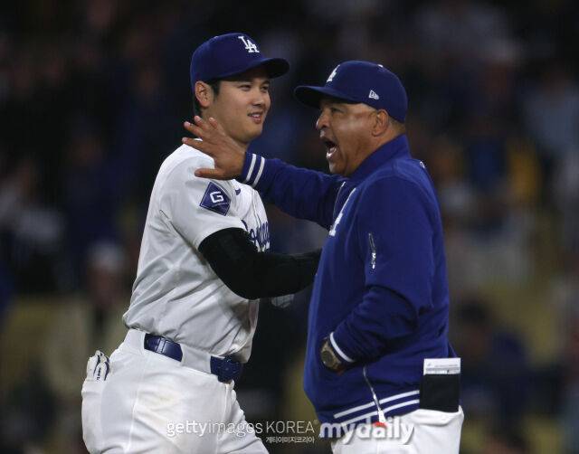 오타니(왼쪽)와 로버츠 감독. /게티이미지코리아