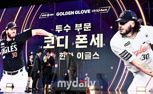 한화 손혁 단장이 9일 오후 서울 잠실 롯데호텔에서 진행된 '2025 KBO 골든글러브 시상식' 에서 코디 폰세의 상을 대리 수상하고 있다. 포지션별 최고 선수를 가리는 '2025 KBO 골든글러브 시상식'은 투수와 포수, 지명타자, 1루수, 2루수, 3루수, 유격수, 외야수(3명) 등 총 10개 부문에 걸쳐 최고의 선수를 가린다./잠실 = 송일섭 기자