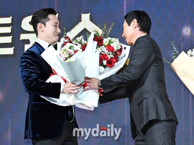 LG 신민재가 9일 오후 서울 잠실 롯데호텔에서 진행된 '2025 KBO 골든글러브 시상식'에서 2루수 부문 골든글러브를 수상한 뒤 염경엽 감독으로 부터 꽃다발을 받고 있다. 포지션별 최고 선수를 가리는 '2025 KBO 골든글러브 시상식'은 투수와 포수, 지명타자, 1루수, 2루수, 3루수, 유격수, 외야수(3명) 등 총 10개 부문에 걸쳐 최고의 선수를 가린다./잠실=송일섭 기자