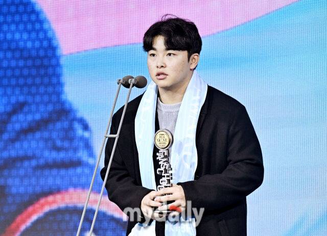 한화 문현빈이 1일 오전 서울 광장동 비스타 워커힐 서울에서 진행된 '2025 리얼글러브 어워드(REAL GLOVE AWARD)'에서 팬스 초이스상을 수상하고 있다. 리얼글러브 어워드는 한국 프로야구 선수들이 직접 투표를 통해 동료 선수들의 활약을 평가하고 각 포지션별 최고의 선수를 선정하는 국내 유일의 선수 주도형 시상식으로, 선수들 스스로 한 해 동안 가장 뛰어난 활약을 펼친 동료를 평가하고 인정하는 자리다./마이데일리