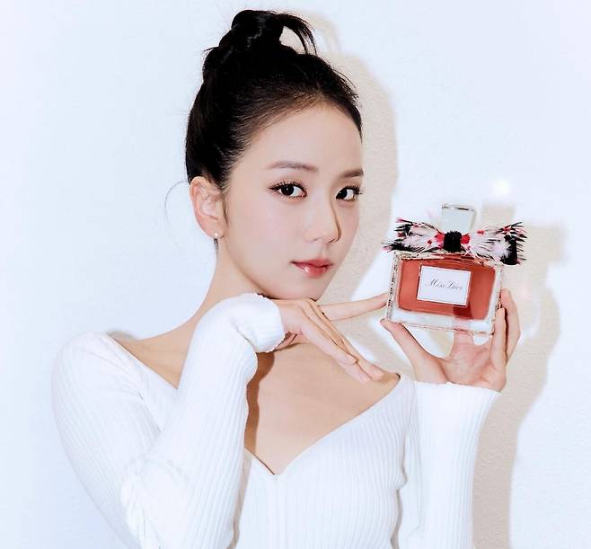 지수와 향수[출처=지수 인스타그램]