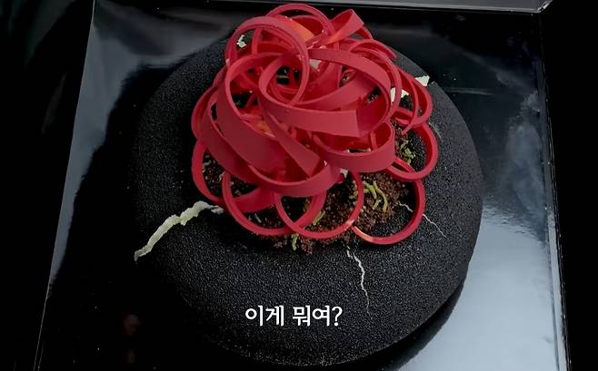 서울신라호텔 패스트리 부티크에서 판매하는 50만원짜리 케이크 ‘더 파이니스트 럭셔리’에 크랙이 생긴 모습. [유튜버 ‘흑백리뷰’ 영상 캡처]