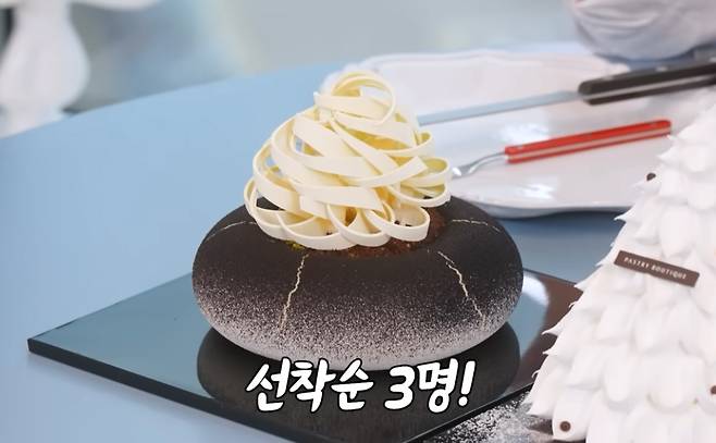 서울신라호텔 패스트리 부티크에서 판매하는 50만원짜리 케이크 ‘더 파이니스트 럭셔리’에 크랙이 생긴 모습. [유튜버 ‘안녕하세요 최화정이에요’ 영상 캡처]