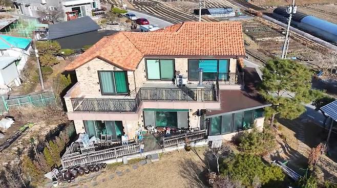 경기도 의정부시 녹양동에 위치한 단독주택이 최저입찰가 4억원대에 경매시장에 나왔다. 267평의 넓은 토지면적이 돋보인다. 이건욱PD