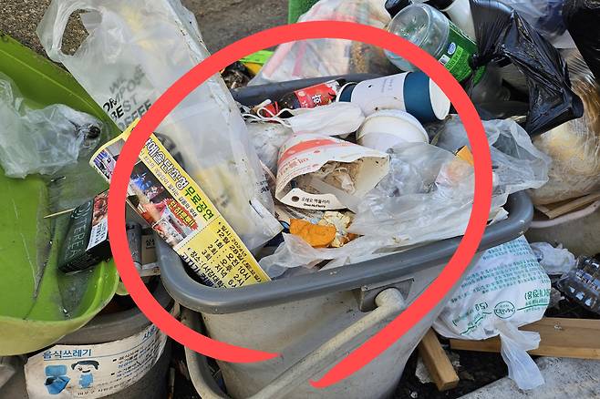 음식물쓰레기 통에 버려진 일반 쓰레기들. 김광우 기자.