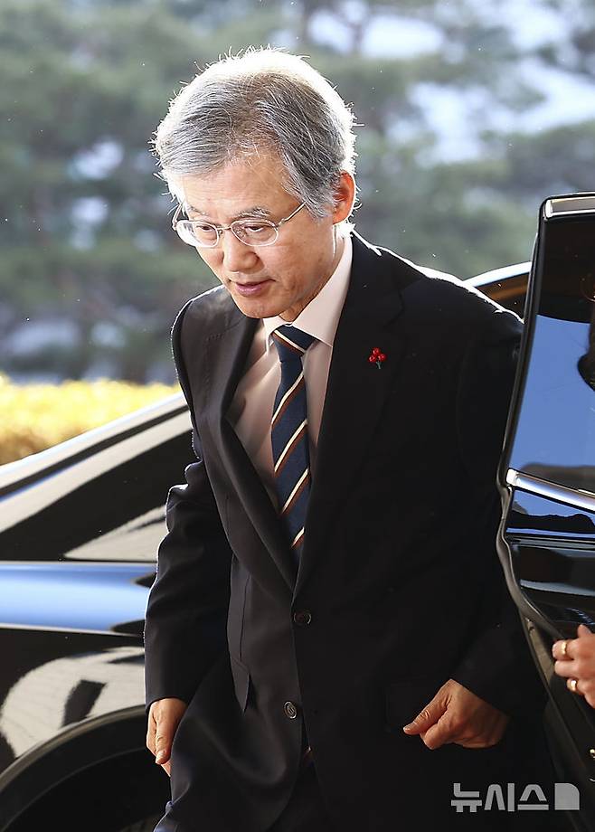 [서울=뉴시스] 김근수 기자 = 조희대 대법원장이 9일 오전 서울 서초구 대법원 청사로 출근하고 있다. 2025.12.09. ks@newsis.com