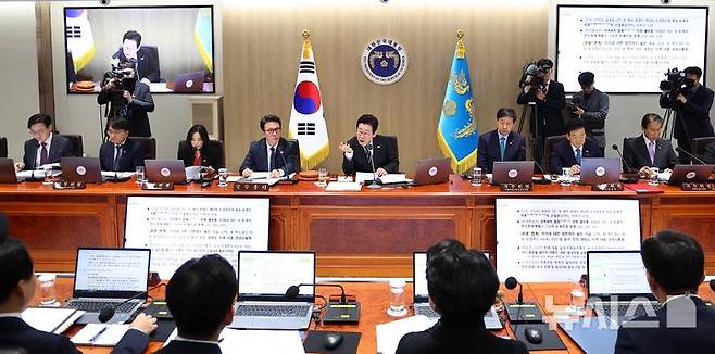 [서울=뉴시스] 고범준 기자 = 이재명 대통령이 9일 서울 용산 대통령실 청사에서 열린 국무회의에서 발언하고 있다. (대통령실통신사진기자단) 2025.12.09. bjko@newsis.com