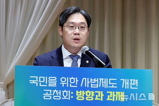 [서울=뉴시스] 조성우 기자 = 김정욱 대한변호사협회장이 9일 오전 서울 서초구 서울법원종합청사 청심홀에서 열린 '국민을 위한 사법제도 개편' 공청회에서 축사를 하고 있다. 2025.12.09. xconfind@newsis.com