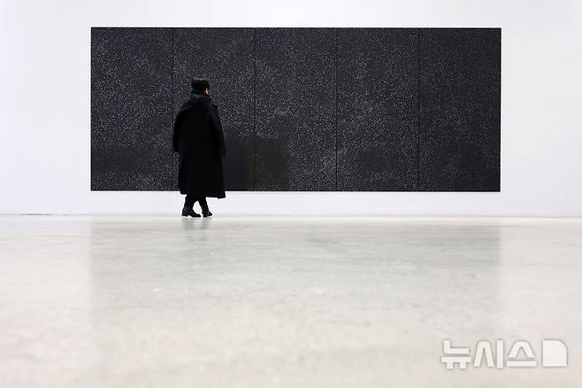 [서울=뉴시스] 박진희 기자 = 국제갤러리는 9일 서울 종로구 국제갤러리 K3와 한옥 공간에서 다니엘 보이드(Daniel Boyd)의 개인전 '피네간의 경야(Finnegans Wake)' 기자간담회를 갖고 작가의 신작을 소개하고 있다.  ‘렌즈’가 설치작품 'Untitled (PCSAIMTRA)'. 2025.12.09. pak7130@newsis.com