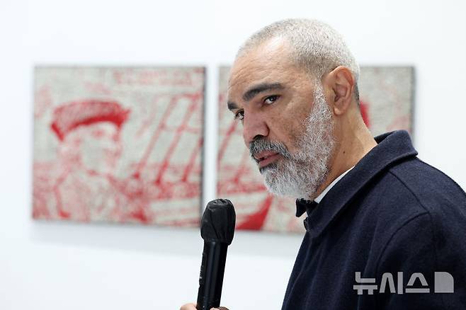[서울=뉴시스] 박진희 기자 = 호주 케언즈 원주민 혈통인 다니엘 보이드(Daniel Boyd) 작가가 9일 서울 종로구 국제갤러리에서 개인전 '피네간의 경야(Finnegans Wake)' 기자간담회를 갖고 작품 설명을 하고 있다. 2025.12.09. pak7130@newsis.com