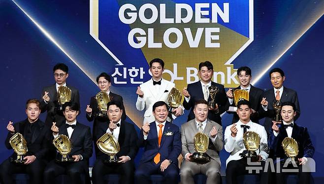 [서울=뉴시스] 최진석 기자 = 허구연 KBO 총재가 9일 서울 송파구 롯데호텔 월드에서 열린 '2025 KBO 골든글러브 시상식'에서 골든글러브 수상자와 대리수상자들과 기념촬영하고 있다. 왼쪽 위부터 시계방향 골든글러브 투수 코디 폰세 대리수상 한화 손혁 단장, 외야 빅터 레이예스 대리수상 롯데 박준혁 단장, 외야 구자욱, 특별상 페어플레이상 SSG 노경은, 골든포토상 LG 박해민, 감독상 LG 염경염 감독, 2루 LG 신민재, 유격수 NC 김주원, 지명타자 삼성 최형우, 허 KBO 총재, 포수 두산 양의지, 3루수 키움 송성문, 외야 kt 안현민. 2025.12.09. myjs@newsis.com