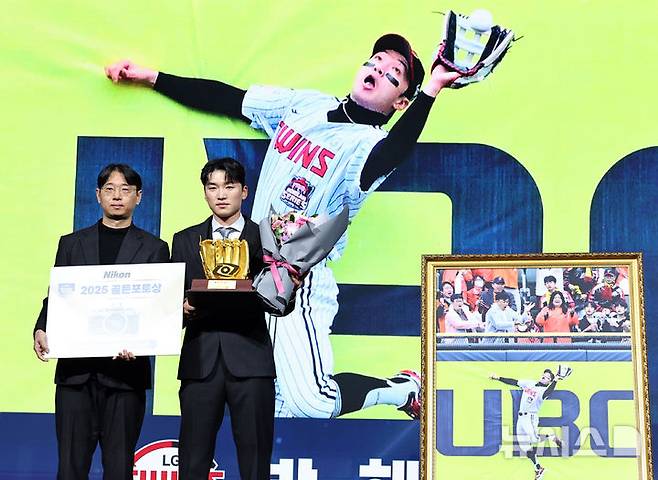 [서울=뉴시스] 최진석 기자 = LG 트윈스 박해민이 9일 서울 송파구 잠실동 롯데호텔 월드에서 진행된 '2025 KBO 골든글러브 시상식에서 골든포토상을 수상하며 한국스포츠사진기자회 지형준 회장과 기념촬영을 하고 있다.올 한 해 최고의 장면을 연출한 선수에게 시상하는 골든포토상은 한국스포츠사진기자회의 특별상으로 1994년 신설되었다. 골든포토상 수상자에게는 트로피와 액자, 니콘이미징코리아에서 후원한 미러리스 카메라가 부상으로 전달된다. 2025.12.09. myjs@newsis.com