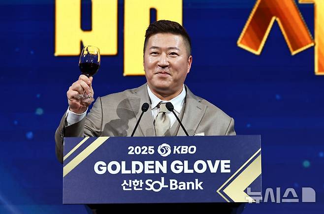 [서울=뉴시스] 최진석 기자 = 삼성 라이온즈 최형우가 9일 서울 송파구 롯데호텔 월드에서 열린 '2025 KBO 골든글러브 시상식'에서 건배제의를 하고 있다. 2025.12.09. myjs@newsis.com