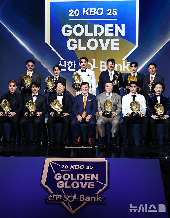 [서울=뉴시스] 최진석 기자 = 허구연 KBO 총재가 9일 서울 송파구 롯데호텔 월드에서 열린 '2025 KBO 골든글러브 시상식'에서 골든글러브 수상자와 대리수상자들과 기념촬영하고 있다. 왼쪽 위부터 시계방향 골든글러브 투수 코디 폰세 대리수상 한화 손혁 단장, 외야 빅터 레이예스 대리수상 롯데 박준혁 단장, 외야 구자욱, 특별상 페어플레이상 SSG 노경은, 골든포토상 LG 박해민, 감독상 LG 염경염 감독, 2루 LG 신민재, 유격수 NC 김주원, 지명타자 삼성 최형우, 허 KBO 총재, 포수 두산 양의지, 3루수 키움 송성문, 외야 kt 안현민. 2025.12.09. myjs@newsis.com