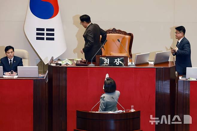 [서울=뉴시스] 고승민 기자 = 우원식 국회의장이 9일 서울 여의도 국회에서 열린 제429회국회(정기회) 제16차 본회의에서 나경원 국민의힘 의원의 필리버스터가 의제와는 상관없이 진행되자 본회의를 정회시킨 뒤 회의장을 나서고 있다. 2025.12.09. kkssmm99@newsis.com