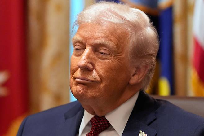 [워싱턴=AP/뉴시스]도널드 트럼프 미국 대통령이 8일(현지 시간) 미국 워싱턴DC 백악관에서 농민들과 라운드테이블 미팅을 진행하고 있다. 2025.12.09.