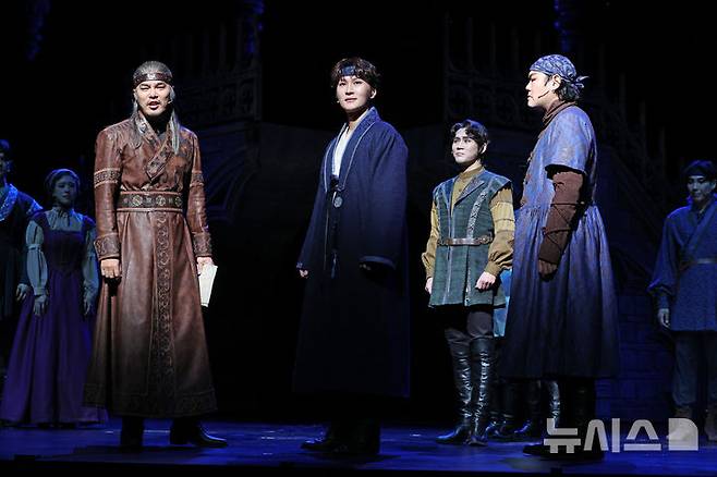 [서울=뉴시스] 박진희 기자 = 뮤지컬 '한복 입은 남자' 출연 배우들이 9일 서울 중구 충무아트센터 대극장에서 주요 장면 시연을 하고 있다. 2025.12.09. pak7130@newsis.com