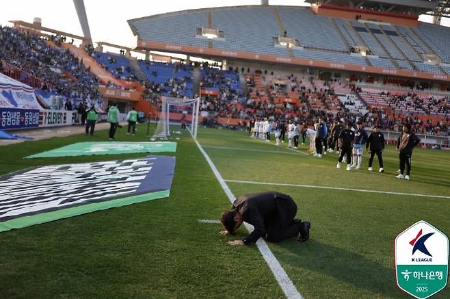 팬들에게 사과하는 수원 삼성 변성환 감독. 한국프로축구연맹 제공