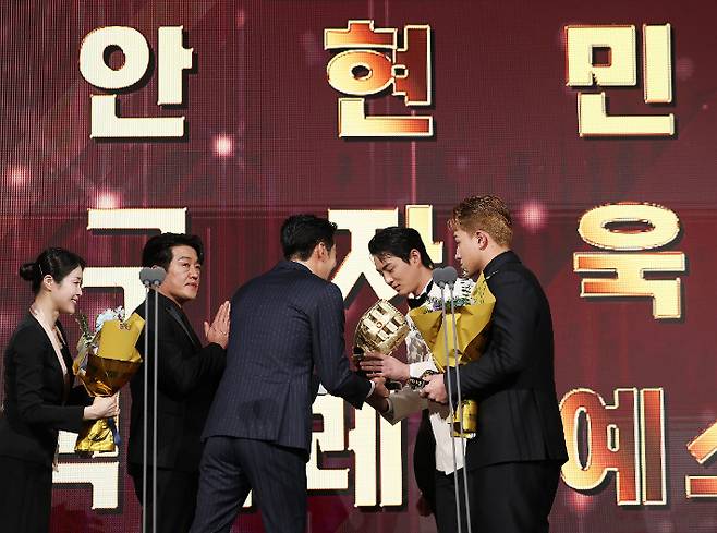 9일 서울 송파구 롯데호텔 월드에서 열린 프로야구 2025 신한 SOL뱅크 골든 글러브 시상식에서 외야수 부문을 수상한 안현민과 구자욱이 상패를 받고 있다. 레이예스는 해외에 있어 불참했다. 연합뉴스