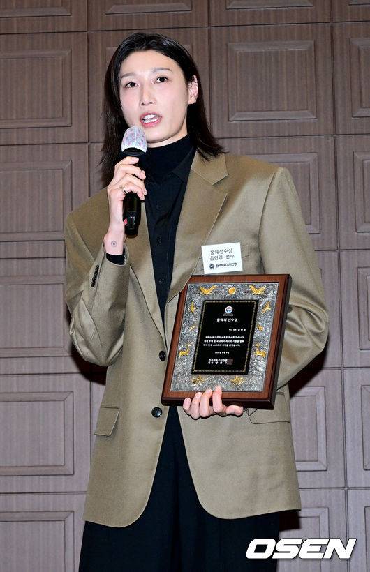 [OSEN=최규한 기자] 8일 오후 서울 중구 프레스센터에서 ‘2025 한국체육기자연맹 시상식’이 열렸다.이날 시상식에서는 올해 프로야구 통합우승을 이끈 LG 염경엽 감독이 올해의 지도자상, 프로배구 흥국생명 소속으로 2024-2025시즌 V리그 챔피언에 오른 뒤 은퇴한 김연경이&nbsp;올해의 선수상으로 선정됐다.김연경이 올해의 선수상을 수상한 뒤 소감을 전하고 있다. 2025.12.08 / dreamer@osen.co.kr