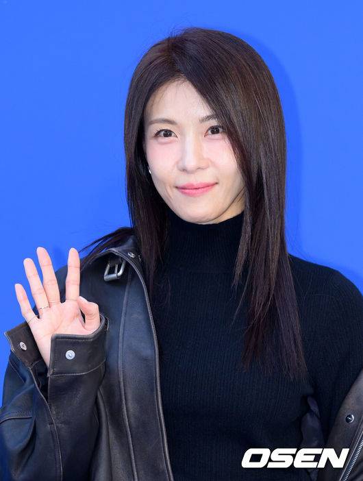 [OSEN=이대선 기자] 5일 오후 강남구 청담동에서 타임 서울 플래그십 스토어 오픈 기념 행사가 열렸다.이날 배우 김희애, 하지원, 모델 장윤주, 그룹 있지 유나, 배우 이수혁, 이제훈, 방송인 덱스가 참석했다.배우 하지원이 포토타임을 가지고 있다. 2025.11.05 /sunday@osen.co.kr