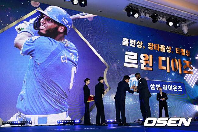[OSEN=지형준 기자] 24일 오후 서울 잠실 롯데호텔 월드 크리스탈볼룸에서 ‘2025 신한 SOL뱅크 KBO 시상식’이 열렸다.KBO 시상식에서 가장 관심을 모으는 것은 단연 MVP 수상자다. 올해 MVP 레이스는 한화 코디 폰세와 삼성 르윈 디아즈의 2파전이다.&nbsp;KBO 홈런, 타점, 장타율상을 수상한 삼성 디아즈가 트로피를 건네받고 있다. 2025.11.24 /jpnews@osen.co.kr