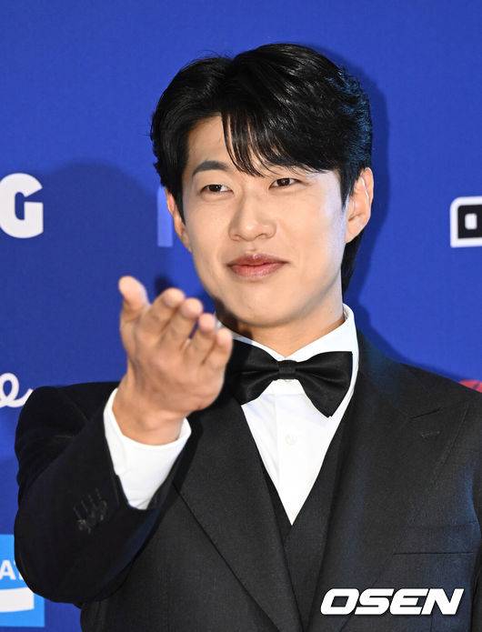 [OSEN=조은정 기자] 9일 오후 서울 송파구 잠실동 롯데호텔 월드에서 2025 신한은행 SOL 뱅크 KBO 골든글러브 시상식이 열렸다.KBO 골든글러브 시상식은 포지션별 최고의 선수를 가리는 자리로 올 시즌의 대미를 장식하는 자리다.&nbsp;키움 송성문이 포즈를 취하고 있다. 2025.12.09 /cej@osen.co.kr