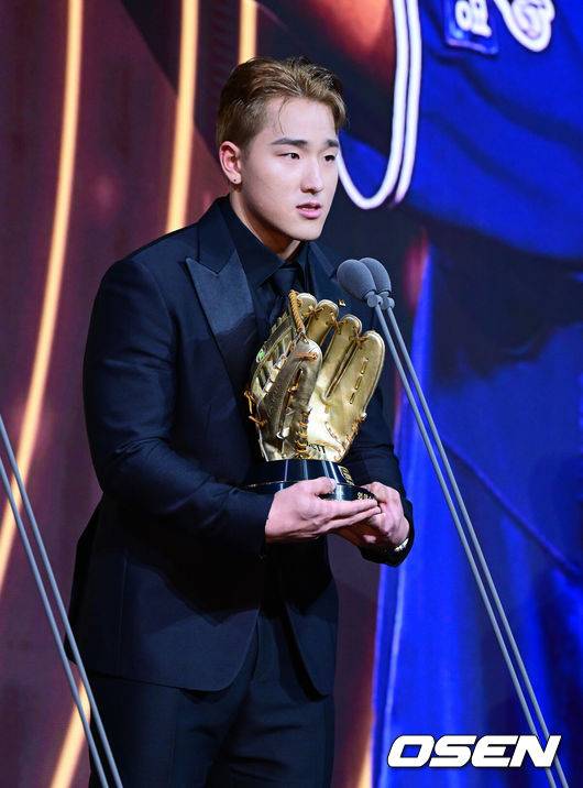 [OSEN=지형준 기자] 9일 오후 서울 송파구 잠실동 롯데호텔 월드에서 2025 신한은행 SOL 뱅크 KBO 골든글러브 시상식이 열렸다.KBO 골든글러브 시상식은 포지션별 최고의 선수를 가리는 자리로 올 시즌의 대미를 장식하는 자리다.&nbsp;KT 안현민이 외야수 부문 골든글러브를 수상하며 소감을 말하고 있다. 2025.12.09 /jpnews@osen.co.kr