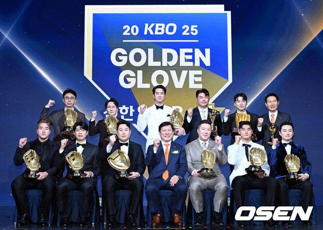 [OSEN=조은정 기자] 9일 오후 서울 송파구 잠실동 롯데호텔 월드에서 2025 신한은행 SOL 뱅크 KBO 골든글러브 시상식이 열렸다.KBO 골든글러브 시상식은 포지션별 최고의 선수를 가리는 자리로 올 시즌의 대미를 장식하는 자리다.&nbsp;허구연 총재와 골든글러브 수상자들이 기념촬영을 하고 있다. 2025.12.09 /cej@osen.co.kr