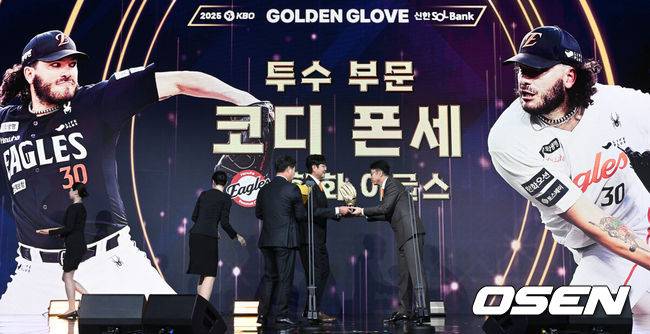 [OSEN=조은정 기자] 9일 오후 서울 송파구 잠실동 롯데호텔 월드에서 2025 신한은행 SOL 뱅크 KBO 골든글러브 시상식이 열렸다.KBO 골든글러브 시상식은 포지션별 최고의 선수를 가리는 자리로 올 시즌의 대미를 장식하는 자리다.&nbsp;한화 손혁 단장이 투수 부문 수상한 한화 코디 폰세의 대리 수상을 하고 있다. 2025.12.09 /cej@osen.co.kr
