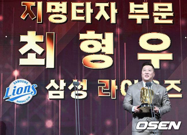 [OSEN=조은정 기자] 9일 오후 서울 송파구 잠실동 롯데호텔 월드에서 2025 신한은행 SOL 뱅크 KBO 골든글러브 시상식이 열렸다.KBO 골든글러브 시상식은 포지션별 최고의 선수를 가리는 자리로 올 시즌의 대미를 장식하는 자리다. 지명타자 부문 수상한 삼성 최형우가 소감을 전하고 있다. 2025.12.09 /cej@osen.co.kr