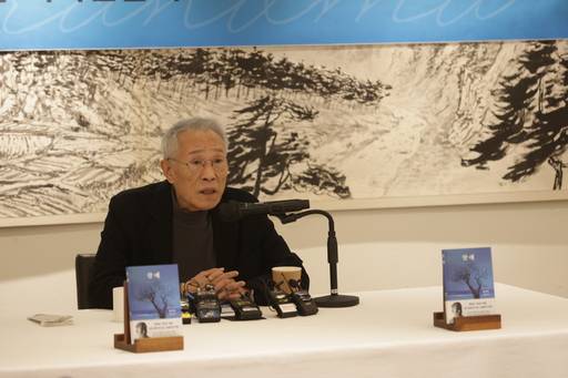 소설가 황석영이 9일 서울 중구의 한 음식점에서 열린 장편소설 ‘할매’ 출간 기념 기자간담회에서 인사말을 하고 있다. 창비 제공