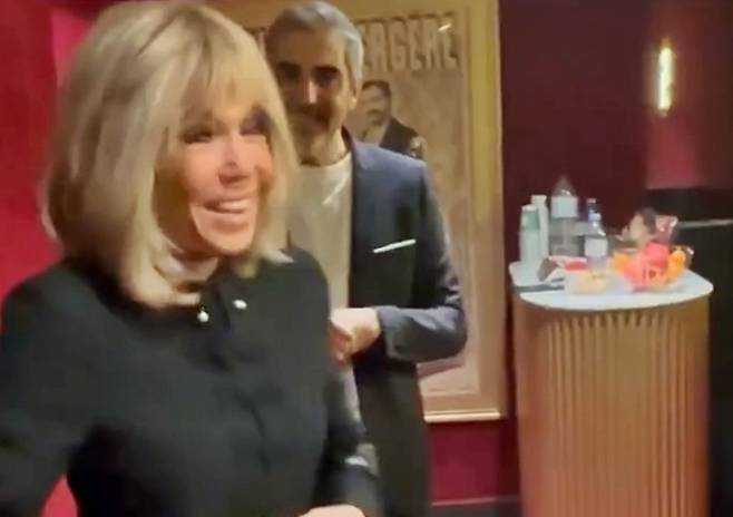 7일(현지시간) 프랑스 파리 폴리 베르제르 극장에서 공연 전 백스테이지에서 에마뉘엘 마크롱 프랑스 대통령의 부인 브리지트 여사와 코미디언 아리 아비탕(51)이 만나고 있다. 2025.12.7 엑스