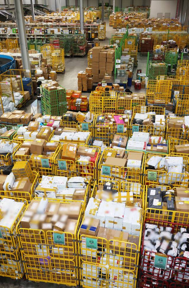 인천시 중구 인천공항본부세관 특송물류센터에 직구 물품들이 쌓여있다. 연합뉴스