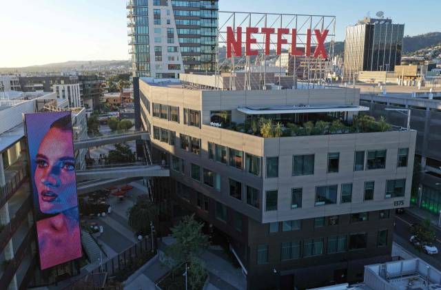 5일(현지시간) 미국 캘리포니아 로스엔젤레스의 넷플릭스 사옥 위로 회사 로고가 걸려있다. 넷플릭스는 최근 미국의 전통 콘텐츠·방송 업체인 워너브러더스디스커버리를 인수하는 계약을 체결하면서 글로벌 콘텐츠 시장의 격변을 예고했다.AFP연합뉴스